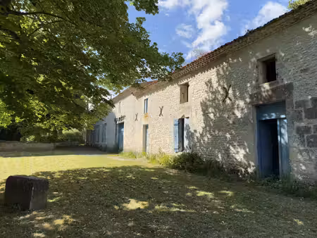 maison charentaise à restaurer avec dépendances
