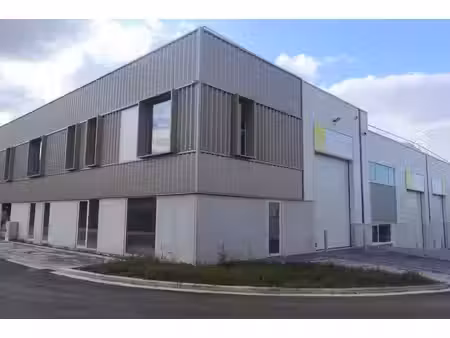 unité pme d’angle de 271 m² avec 5 parkings à nivelles