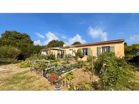 maison de plain pied avec 1000m2 de terrain  proches des commerces.