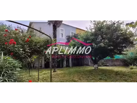 grande maison en pierre impeccable