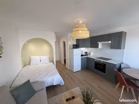 magnifique studio devant le tram  avec parking et balcon