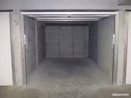 orliénas : a louer  box fermé