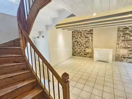 maison spacieuse en ville - belle-isle-en-terre