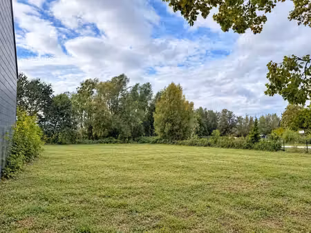 terrain à bâtir dans un environnement calme