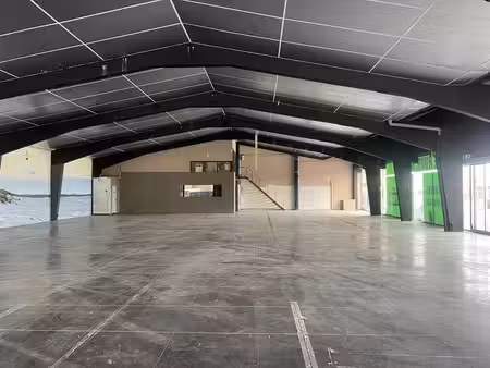 entrepôt/salle d'exposition rénové d'environ 650 m² près de
