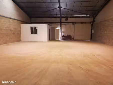 local d’activité / entrepôt avec bureau – 206 m² rare a namours