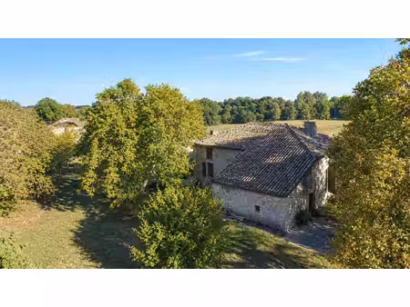 beau potentiel pour cette propriété en pierre à rénover avec