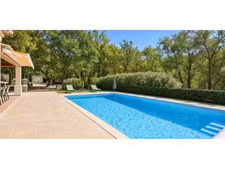 maison avec piscine saint-paul-en-forêt (83)