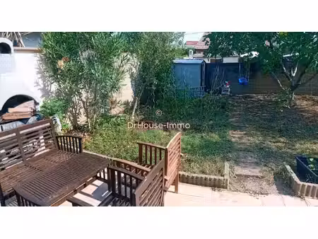 maison de type t5 à étage + combles avec jardin de 156m2 et garage. bon état général. sect