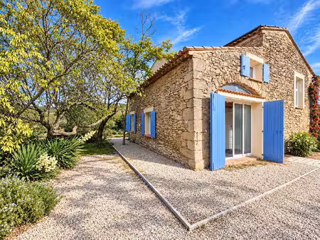 maison provençale à vendre - 6 pièces  191 m²  centre du village de vernègues