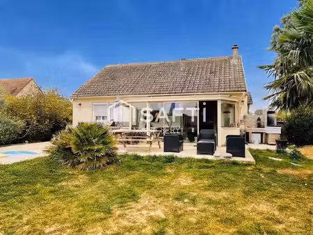maison de plain-pied lumineuse avec piscine  grand sous-sol aménagé