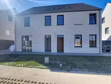 maison neuve avec trois chambres à hertsberge