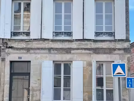 a louer maison en pierre meublée  idéalement située en centre-ville