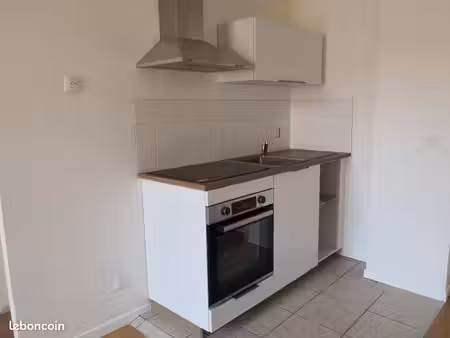 studio centre de gourdon (370 euros hors charge)