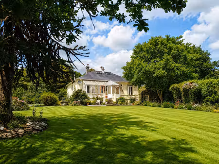 côtes d'armor. maison de charme rénovée avec 3 261 m² de jardin paysager en bord de rivièr
