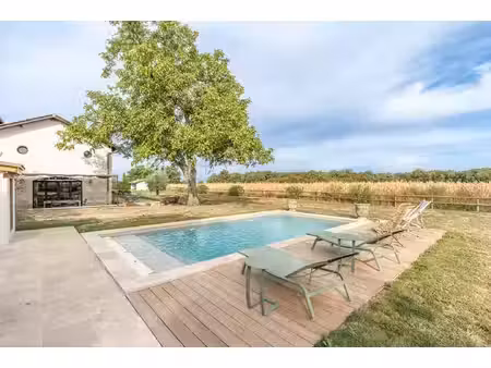 corps de ferme rénové avec jardin et piscine sur le plateau de la dombes
