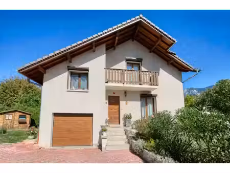 maison individuelle sur beau terrain de 806 m2 au calme à pr