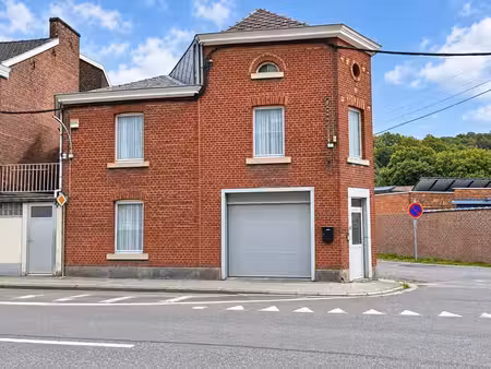 maison avec potentiel de 3 chambres grand garage et terrasse