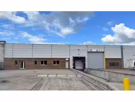 entrepôt avec quai de chargement à louer près de la sortie