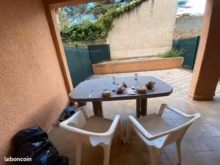 t2 26 m2 + 40 m2 terrasse  accès direct sur la plage des sablettes