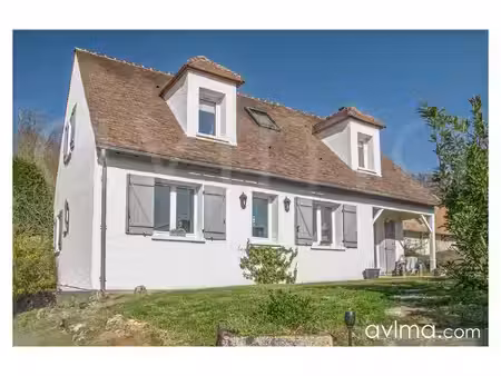 jolie maison familiale entièrement rénovée édifiée sur un so