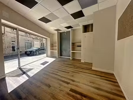 local commercial avec vitrine emplacement stratégique à l