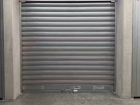 garage fermée (box individuel) d'environ12 m²