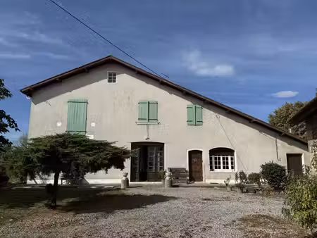 grande maison béarnaise avec dépendances et 2 hectares de terrain