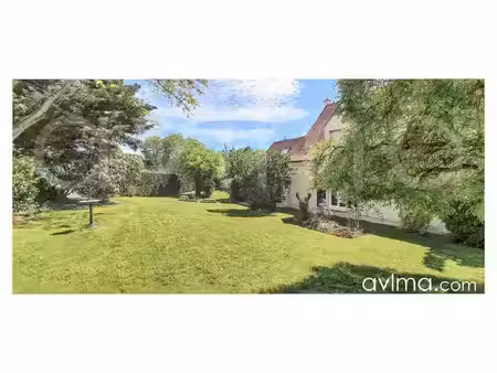 maison familiale en parfait état dans un domaine avec tennis
