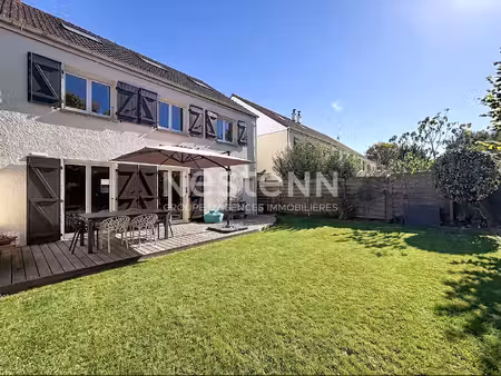 maison voisins le bretonneux 7 pièces  5/6 chambres 146 m2 - 176m² au sol.