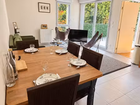 t2 rénové et climatisé avec terrasse et garage fermé à collonges-au-mont-d’or