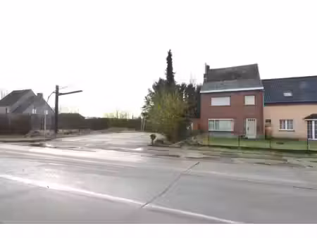 half-open woning + te verkavelen perceel grond.