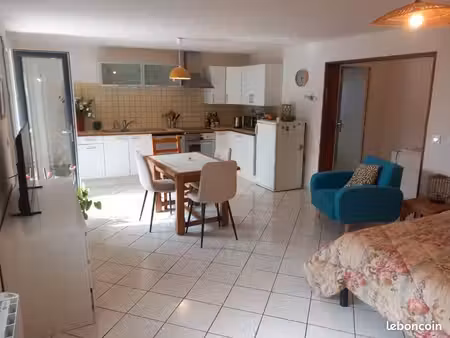 studio 40 m² de plain pied avec espace extérieur  dans une maison. cadre préservé pour ama