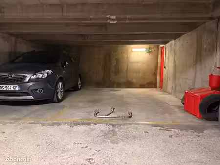 grand parking sécurisé