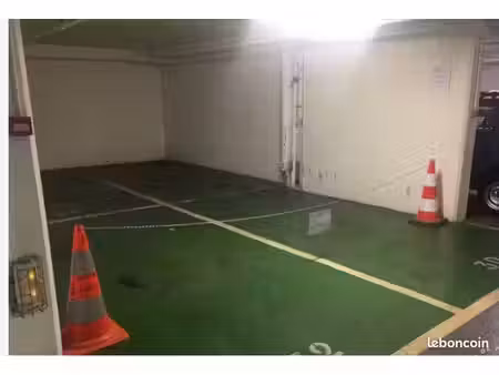 lot rare de 4 places de parking sécurisées - paris 2e - rue de la paix