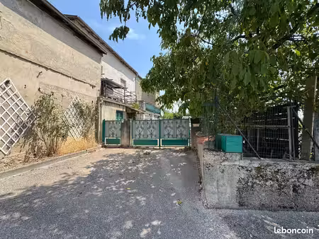 maison traditionnelle de 170 m² habitables + garages et dépendances