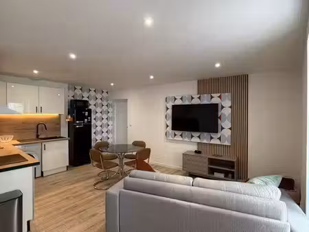 f2 meublé 43 m² rénové – cave – parking à proximité