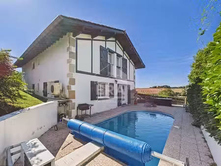 espelette - maison à vendre - avec piscine au coeur d'espelette.