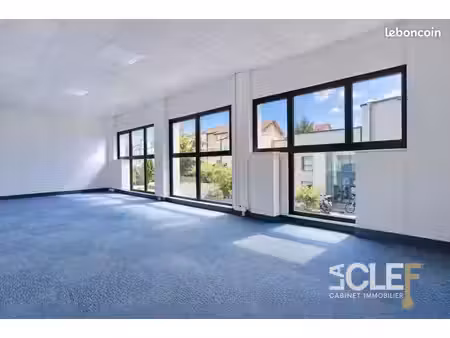 bureaux privé  cuisine et salle de réunion