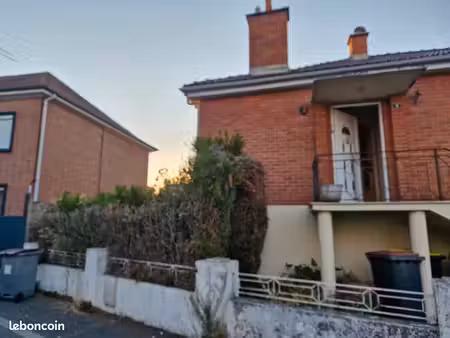 maison semi-mitoyenne avec garage  sous-sol complet et grenier aménageable – fort potentie