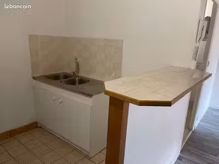 loue à montmirail studio 25 m 390 euros