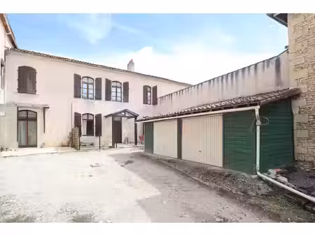 immeuble avec 4 logements  5 garages sur terrain de 1187m2