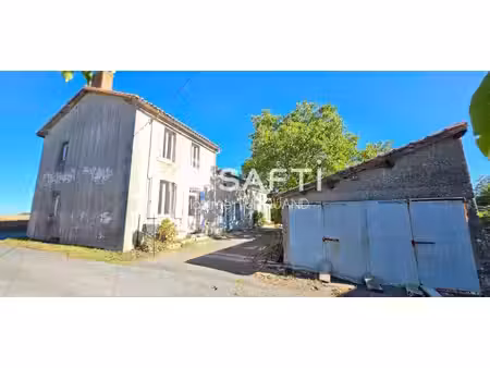 longère 158m²  3 chambres  1090m² de terrain avec dépendances.