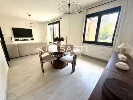 le bonheur d'une maison familiale commence ici  avec un jardin  de beaux volumes et un env