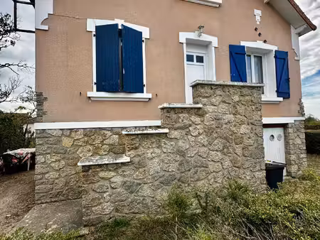 maison sur sous sol avec 3 chambres  carport et un grand jardin
