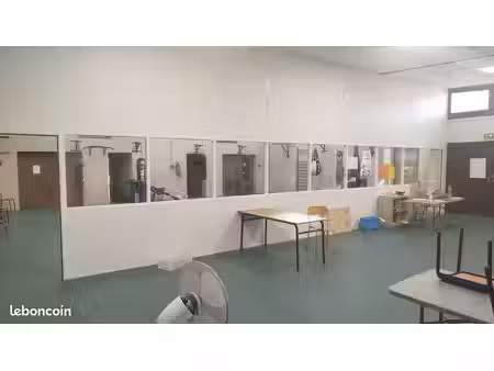 gymnase 180 m² + vestiaires 80 m² aménageables à louer  valence  parking