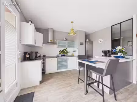 appartement t5 lumineux 104 m² avec balcon plein sud  garage et cave — carhaix-plouguer