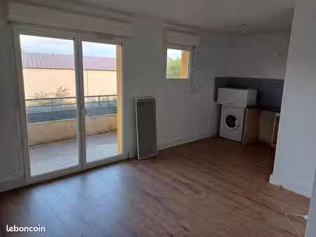 studio 26 m² rénové avec balcon  parking et piscine