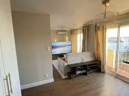 t2 rénové et meublé - 36 35 m² + balcon (dpe c)