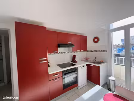 t3 duplex lumineux  petit balcon avec vue latérale mer  centre du grau-du-roi